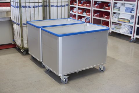 Spring-loaded base trolley in laundry