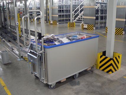 Picking-trolley with spring base and foldable stairs Picking-trolley with spring base and foldable stairs