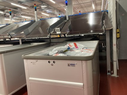 Federbodenwagen_an der Paket-Sorter-Rutsche_E-Com_Fullfillment_1