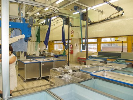 Einsatz von Federbodenwagen und Körben in der Wäscherei