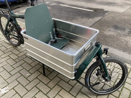 Lastenrad mit Transportkiste und Kindersitz