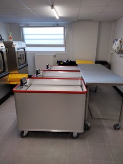 Federbodenwagen mit Waage in der Wäscherei