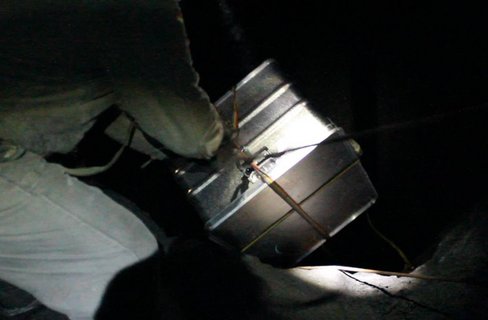 Kisten bei Tauchexpedition