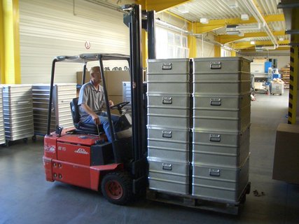 Stacking boxes in the warehouse