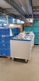 Spring-loaded base trolley for returns processing