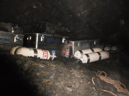 Kisten bei Tauchexpedition