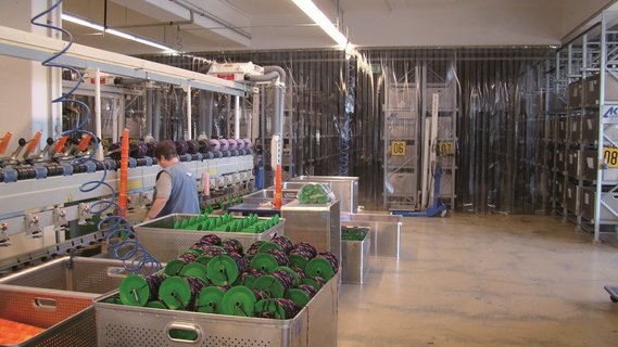 Loading of transport boxes with cops