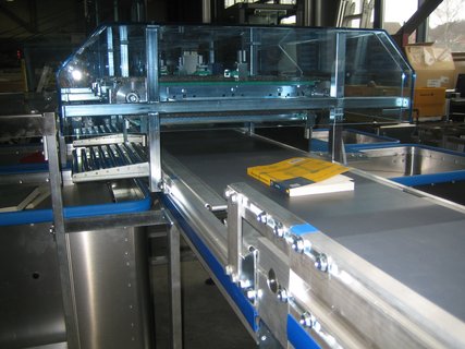 Spring-loaded base trolley on the book sorting machine