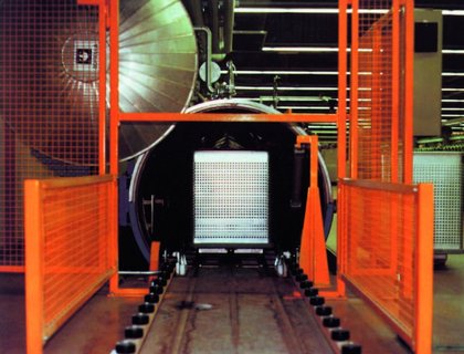 Yarn steaming trolley perforated with spring-loaded base Yarn steaming trolley perforated with spring-loaded base