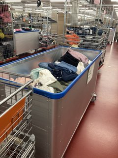 Spring-loaded base trolley for goods return Spring-loaded base trolley for goods return